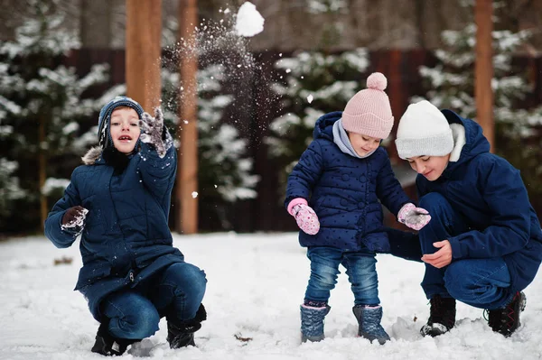 Tre Barn Leker Vinterdagen Bröder Med Den Längsta Systern — Stockfoto