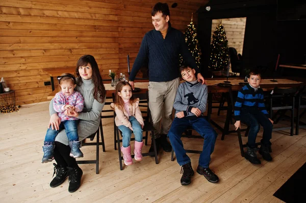 Família Moderna Casa Madeira Sentada Contra Mesa Com Árvore Natal — Fotografia de Stock
