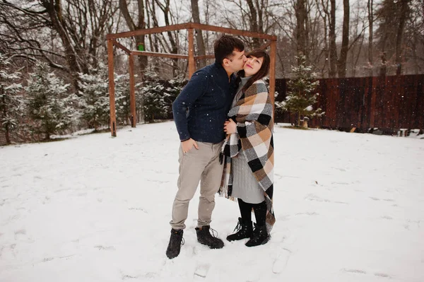 Pár Přikryté Přikrývky Zimním Dni Trávit Čas Spolu Lásce — Stock fotografie