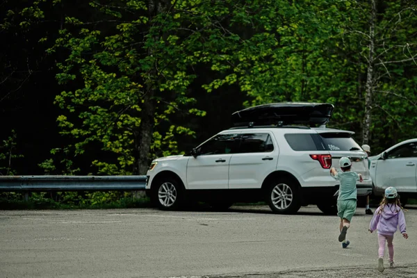 Crianças Correndo Para Carro Estacionamento Alpes Austríacos — Fotografia de Stock
