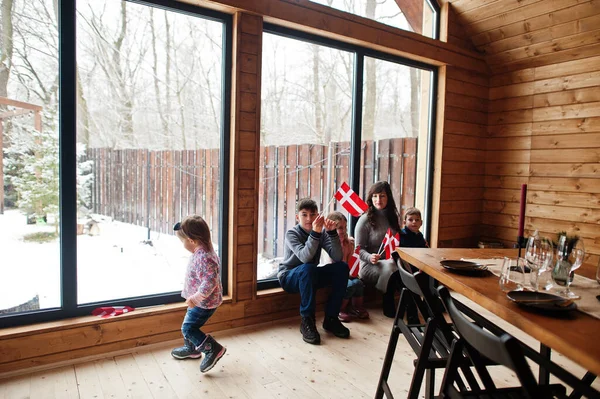 Famille Avec Drapeaux Danemark Intérieur Maison Bois Voyage Dans Les — Photo