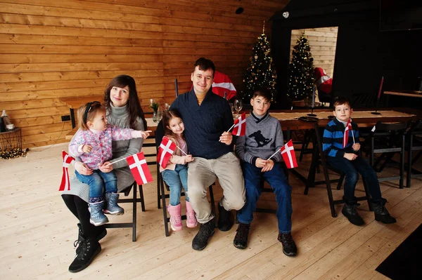 Familie Mit Dänemark Fahnen Holzhaus Tisch Sitzend Reisen Skandinavische Länder — Stockfoto