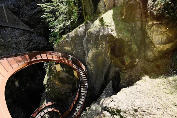 Moeder Met Kinderen Die Metalen Trappen Lopen Leisteinklamm Liechtenstein Kloof — Stockfoto