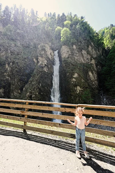 反对在奥地利列支敦士登峡谷或列支敦士登峡谷瀑布的女孩 — 图库照片