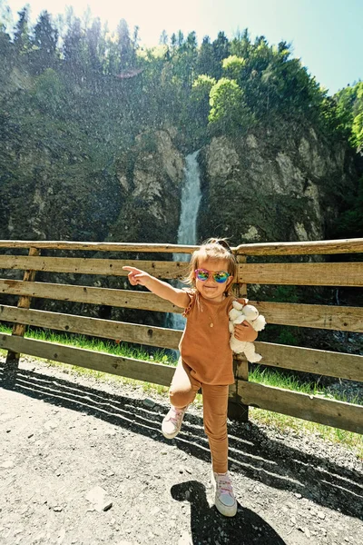 Divertente Bambina Occhiali Sole Contro Cascata Ligutensteinklamm Liechtenstein Gorge Austria — Foto Stock