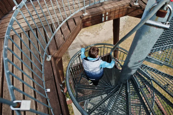 Junge Läuft Auf Wendeltreppe Auf Hölzernem Aussichtsturm — Stockfoto