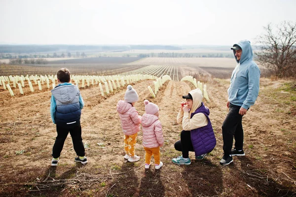 Family Stand Vineyard Early Spring — Stock Photo, Image