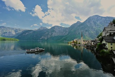 Ünlü eski kasaba Hallstatt ve alp mavisi göl turizm gemisi Avusturya