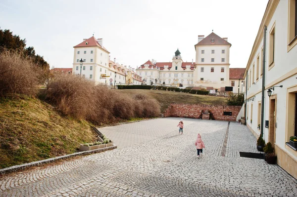 两名身着粉色夹克步行在捷克共和国瓦莱蒂镇的女孩 — 图库照片