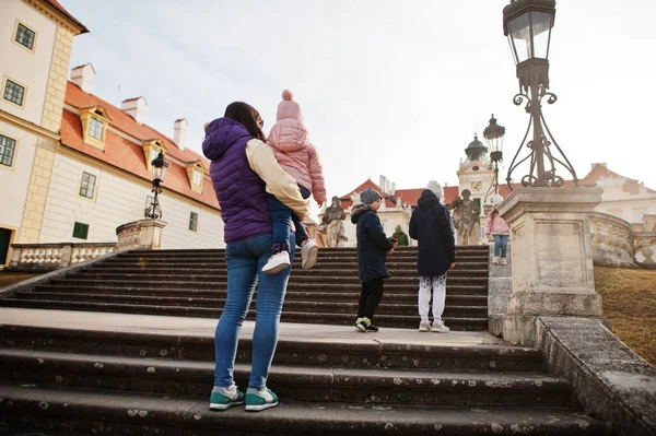 Mãe Com Quatro Filhos Castelo Valtice República Checa — Fotografia de Stock