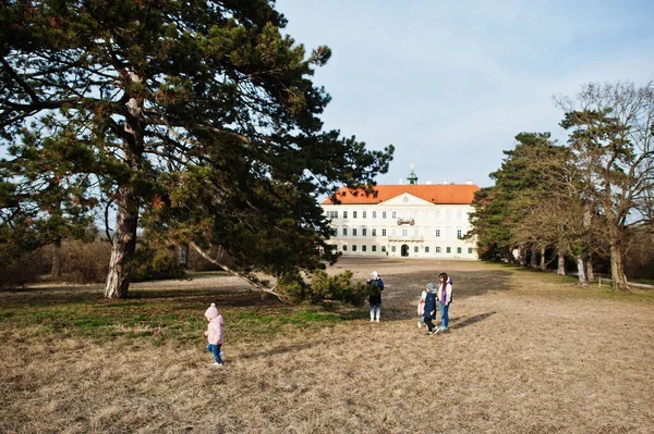 Mère Avec Quatre Enfants Parc Valtice République Tchèque — Photo