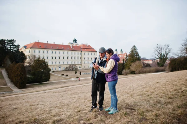 Para Turystów Pałacu Valtice Zobacz Telefonie Komórkowym Czechy — Zdjęcie stockowe