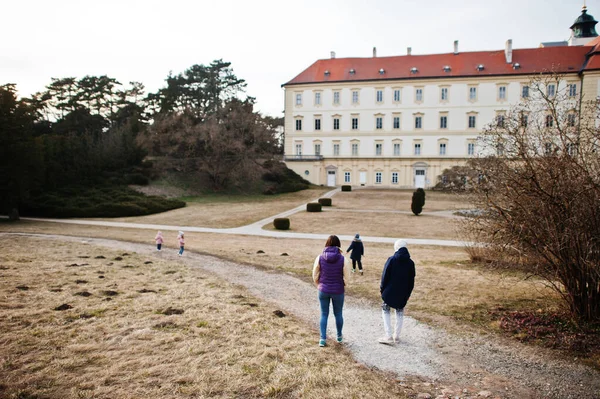 Mãe Com Quatro Filhos Palácio Valtice República Checa — Fotografia de Stock