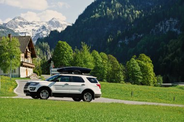 Avusturya, Untertauern 'de çatısı kargo kutusu olan beyaz bir SUV..