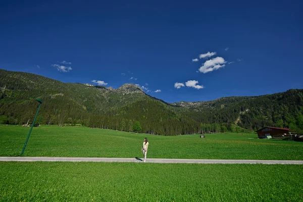 Femme Debout Sur Chemin Dans Prairie Alpine Untertauern Autriche — Photo