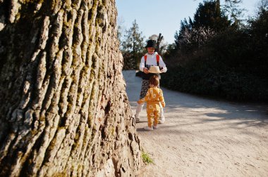 Çek Cumhuriyeti 'nde Lednice parkında yürüyen iki erkek kardeş..