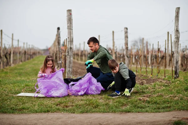 Family Trash Bag Collecting Garbage While Cleaning Vineyards Environmental Conservation — Stock Photo, Image