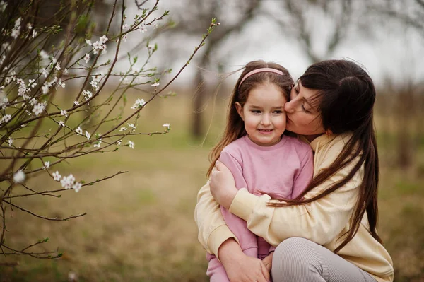 Mãe Abraçar Seu Bebê Menina Filha Jardim Primavera — Fotografia de Stock