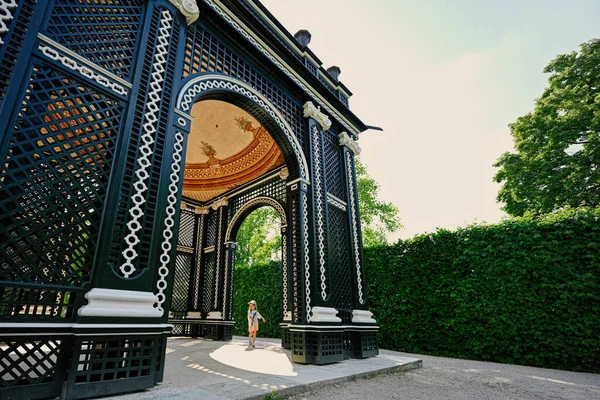 Niña Bajo Arco Cenador Madera Palacio Schonbrunn Viena Austria — Foto de Stock