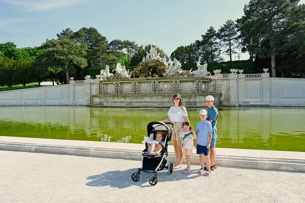 Madre Con Niños Cerca Fuente Palacio Schonbrunn Viena Austria — Foto de Stock