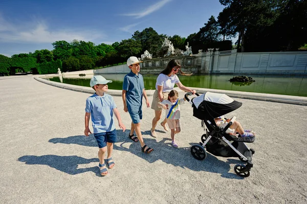 Madre Caminando Con Los Niños Cerca Fuente Palacio Schonbrunn Viena — Foto de Stock