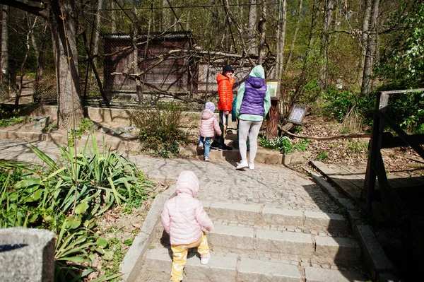 Mère Avec Des Enfants Zoo Oiseaux — Photo