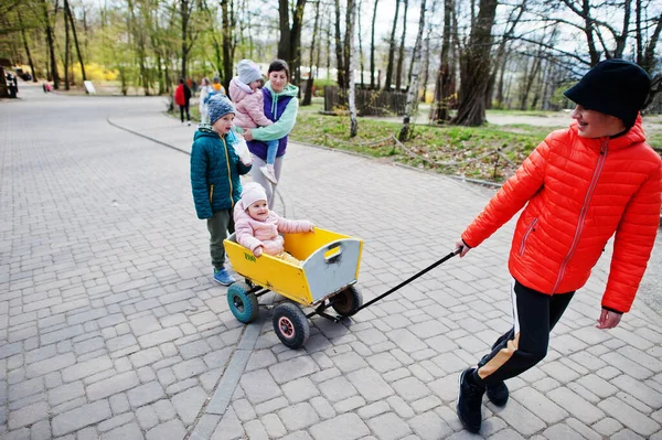 Mother Four Kids Discovering Watching Animals Zoo Boy Pulls Wooden — Stock Photo, Image