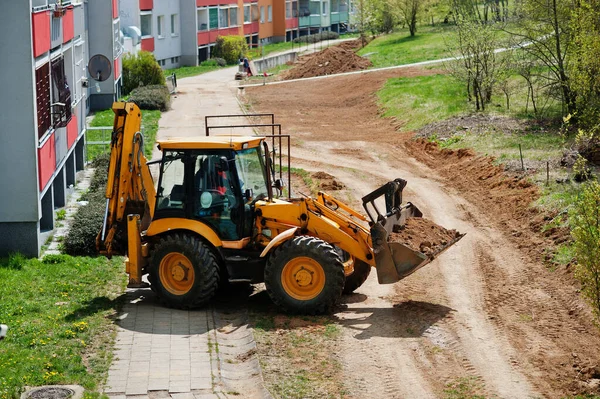 Trekker Emmer Niveaus Een Loopgraaf Buurt Van Het Huis — Stockfoto