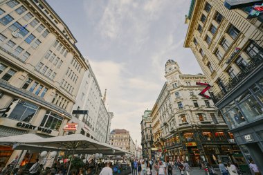 Viyana, Avusturya - 17 Mayıs 2022: Viyana şehir merkezindeki sokaklar.