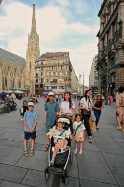 Viyana, Avusturya - 17 Mayıs 2022: Viyana 'da merkez caddede çocuklu anne.