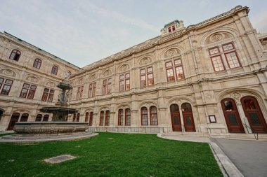 Viyana, Avusturya - 17 Mayıs 2022: Viyana Devlet Operası veya Staatsoper.