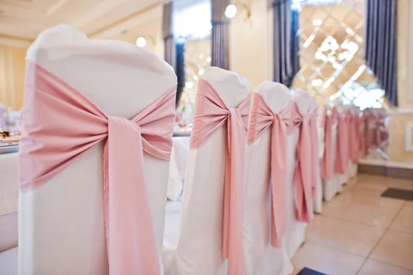 Καρέκλες Ροζ Κορδέλες Στο Τραπέζι Του Γάμου Στο Εστιατόριο — Φωτογραφία Αρχείου