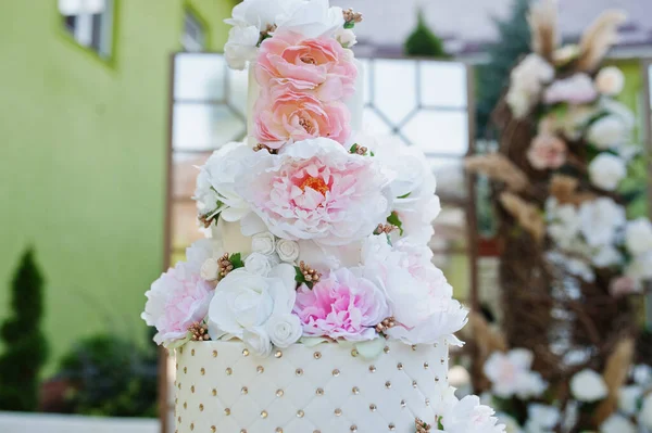 Большой Удивительный Свадебный Торт Цветами — стоковое фото