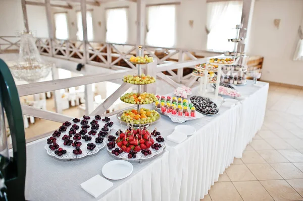 Beautiful Wedding Candy Bar Sweets Fruits Food Wedding Banquet Table — Photo