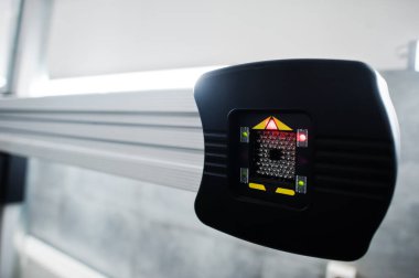 Benzin istasyonunun atölyesinde tekerlek hizalama kamerasını kontrol et.