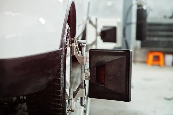 American Suv Car Stand Wheels Alignment Camber Check Workshop Service — Fotografia de Stock