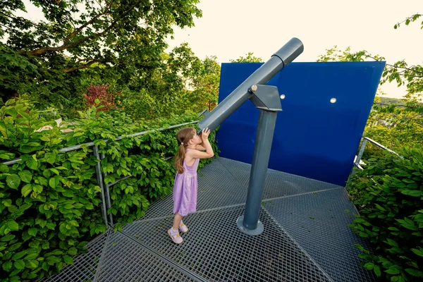 望遠鏡の屋外を見る天文台の女の子 — ストック写真