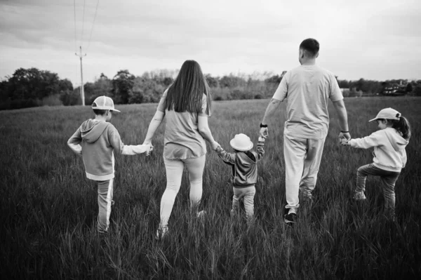 Back Walking Parents Three Kids Having Fun Together Meadow — Stock Photo, Image