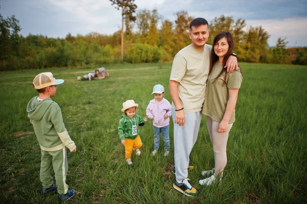 Parents Three Kids Having Fun Together Meadow — Stockfoto