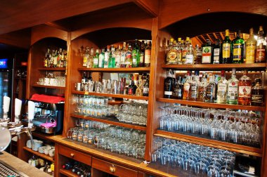 Drnholec, Çek Cumhuriyeti - Mart 04, 2022: Barda bir şişe alkol.