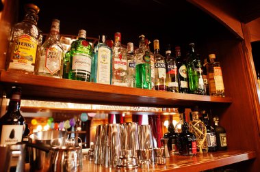 Drnholec, Çek Cumhuriyeti - Mart 04, 2022: Barda bir şişe alkol.