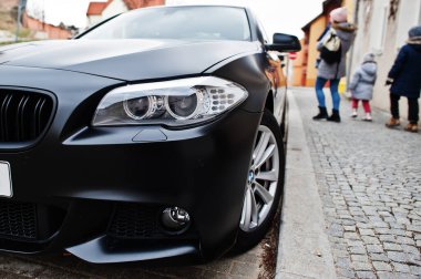 Mikulov, Çek Cumhuriyeti - 07 Mart 2022: Siyah BMW M5 far.