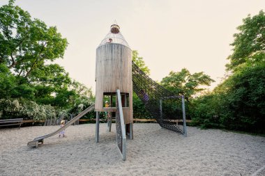 Halk parkındaki çocukların oyun parkındaki roket kaydırağındaki çocuklar..