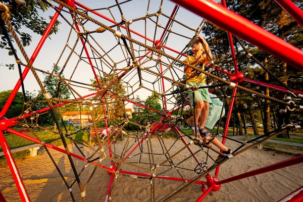 Kinderen Spelen Touw Polyeder Klim Speeltuin Buiten — Stockfoto