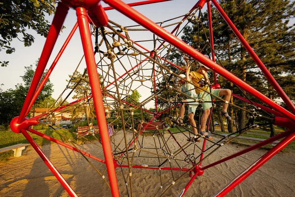 Bröder Leker Rep Polyhedron Klättra Lekplats Utomhus — Stockfoto