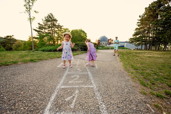 公園でホプスコッチをしている2人の姉妹 子供ゲーム 子供屋外活動 — ストック写真