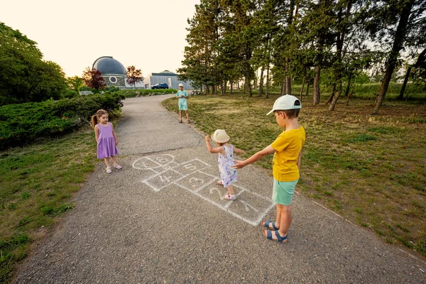 公園でホプスコッチをしている子供たち 子供屋外活動 — ストック写真