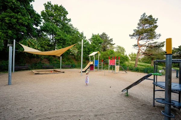 公園に設置された子供の遊び場のおもちゃの女の子 — ストック写真