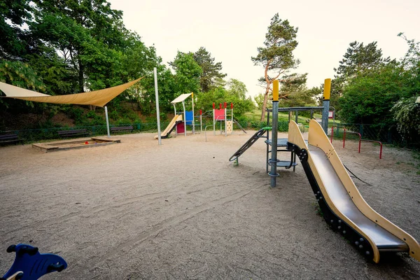 Zestaw Zabawek Plac Zabaw Dla Dzieci Parku Publicznym — Zdjęcie stockowe