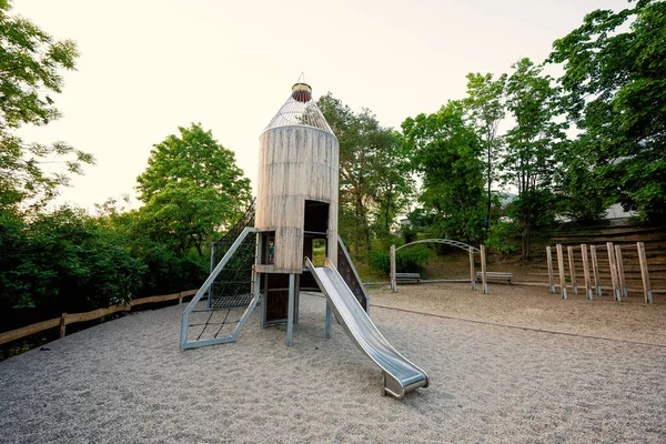 公園に設置されたロケットスライド子供の遊び場のおもちゃ — ストック写真